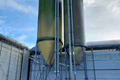 Silo's achter de stal